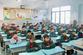 东冠小学以排队为起点 培养公共秩序意识图片