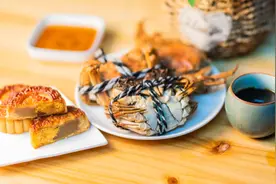 大闸蟹、月饼、自热锅能不能带上火车、飞机？长假出行请注意图片