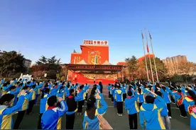 沣东新城车辆小学举办“三跳运动会”颁奖仪式图片