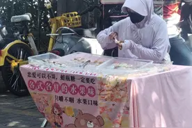 多彩多味甜蜜消费，蜡瓶糖警惕“三无”| 经济观察图片