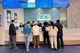在亚运同款泳池里畅游是什么体验？有市民坐1个多小时地铁赶去打卡图片
