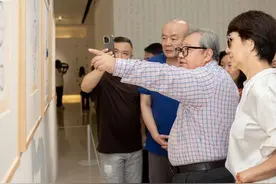 吉狄马加带着85件作品回家乡展出：如果没有大凉山，就不会有我这个诗人图片