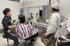 残疾孩子为何自制奖状颁给她  杭州七旬伉俪一路助残诠释别样浪漫图片
