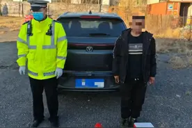 “前面有交警，咱俩赶紧换座位”！图片