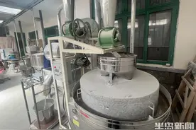 人工推磨，童年味道，一小时出面50斤……古法石磨技术再回时代舞台图片