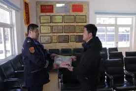 青岛故事丨26000元现金遗落公交车，驾驶员捡到后物归原主图片