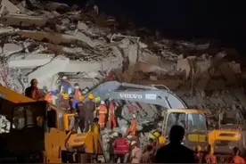 直击曼德勒垮塌公寓救援现场：受困者发出敲击声，家属爬上废墟与其对话｜封芒视频视频封面
