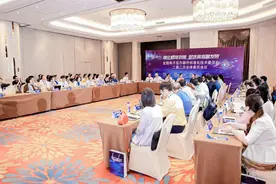 “新型显示”为厦门再添国家级名片 全国电子显示器件标准化大会在厦召开图片
