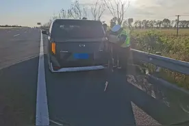 车辆半路没油“罢工”，民警暖心解“油”愁图片