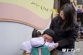 听障摆摊夫妇：逃出无声世界 女儿这声“爸爸妈妈”让他们破防了图片