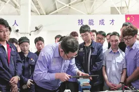 “大国工匠”方文墨走进陕西航空职业技术学院图片