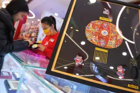 哈尔滨亚冬会将开幕 特许商品“燃”起冰雪热潮图片