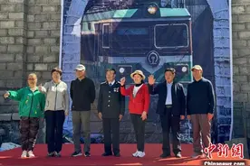 老兵重走关角隧道：青藏铁路倾注了家里两代人的心血图片