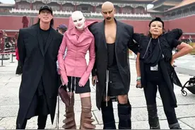 美国知名设计师穿成这样逛故宫被劝离，戏精友人喊冤博同情却被网友狂怼，翻车了图片