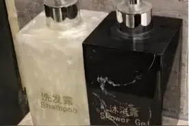 酒店擅自分装洗发水、沐浴露且无产品信息？涉嫌违法图片