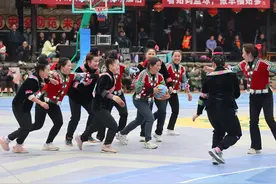 “姑妈”篮球赛：打的不是球而是快乐图片