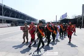 纳雍:老兵暖心接退役士兵返乡图片