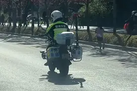 6岁女孩跑完全马？组委会：其父让女儿违规蹭跑，已处罚图片