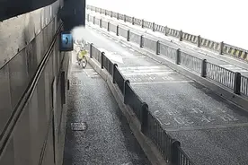 女子手握手机骑自行车，转弯处失控摔倒经抢救无效身亡图片