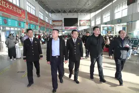 开展安保督导工作，维护乘客安全图片