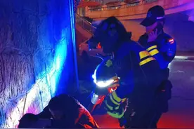 点赞！长沙特警铁骑在寒夜中连续救助多名群众图片