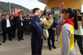 归来仍是少年！“英雄航天员”邓清明回母校！图片