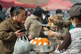 周末休闲，不妨到乌鲁木齐这处农贸大集“逛吃逛吃”图片