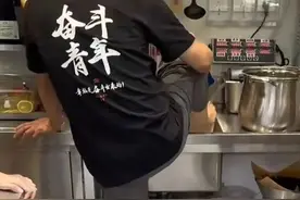 视频热传！北京一蜜雪冰城门店员工在水池洗脚？官方最新通报图片