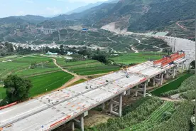 永金高速公路新平（戛洒）至元江（红光）段施工正酣图片