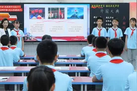 武汉小学老师语文课上《开国大典》，收获全国一等奖图片