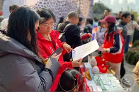 上游新闻志愿服务走进重庆景区 外国友人为“上游”点赞图片