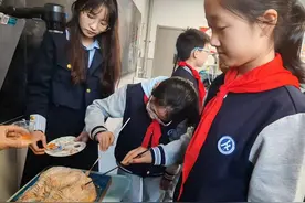 山师附小五年级八班开展场景化教学《小岛》图片