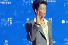 30秒 ｜亮相文荣奖红毯 演员王星越：横店是第二故乡图片