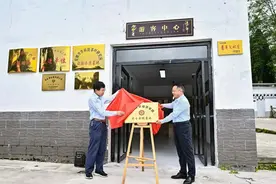 安顺瀑布茶业举行蚕种场游客中心和贵州大学经济学院实习实践基地揭牌仪式图片
