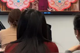 英国教授陪中国留学生在课堂上看春晚，看到“机器人转手绢”忍不住掏手机拍照图片
