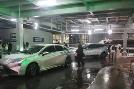 大雪封路 青岛机场综合管理处调度千辆网约车紧急疏散旅客图片