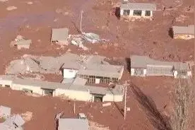 泪崩！泥浆中挖出一家五口，大人们围成圈紧紧护住孩子图片