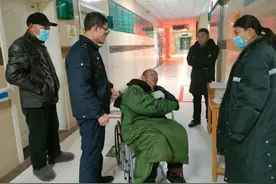 寒风中一老人躺在雪窝中瑟瑟发抖 网格员及时展开救援图片