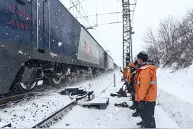 风雪中的“云端”团圆饭图片