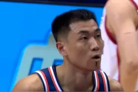 🤣🤣不是纹身！高诗岩的下巴贴了胶布 上面写了个1字图片