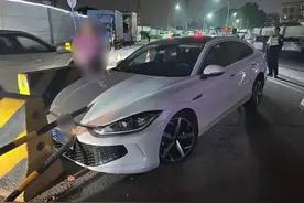 事故现场，“司机”主动担责？警察一查发现大问题图片