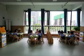 走进幼儿园探厨、陪餐丨护航校园“食”刻图片