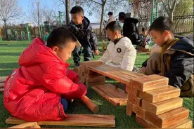 东昌府区柳园街道中心幼儿园开展“好玩的木块”户外自主游戏图片