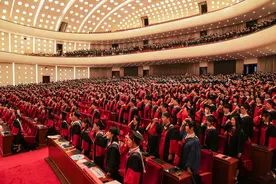 “学医很苦，但坚持一定很酷！”上海交通大学医学院2462名学子毕业图片