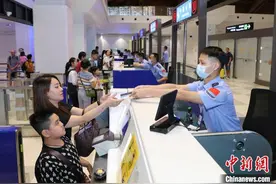 港澳地区外国旅游团入境海南144小时免签首批游客落地三亚图片