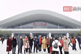 1100多名旅客登上荆荆高铁首发车图片