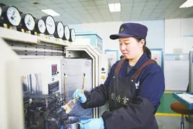 为铁路货车“心脏”做保养图片