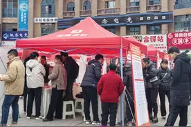 招聘会“开进”公租房小区 电话客服等岗位受宝妈们青睐图片