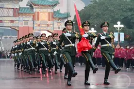 你好，2025！重庆人民广场举行元旦升国旗仪式图片