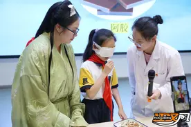 识本草 搓药丸 制香囊  荆州小学生沉浸式体验中医药文化图片